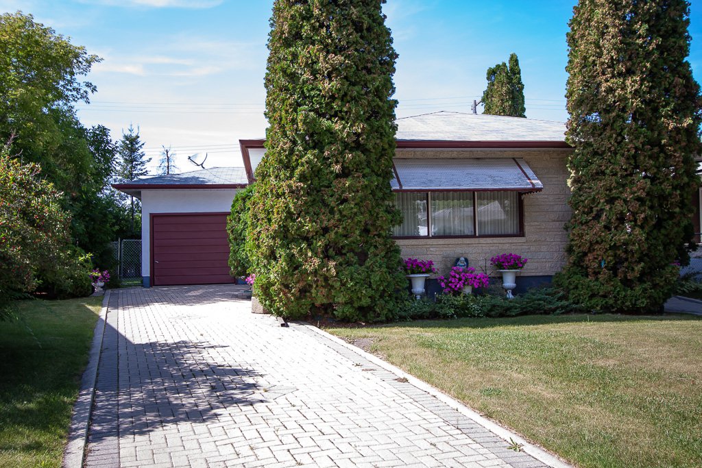 Main Photo: 8 Iris Street in Winnipeg: Garden City Residential for sale (4G) : MLS®# 1923351