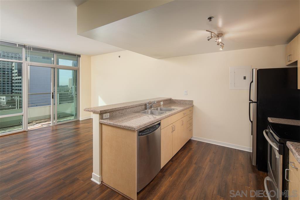 Main Photo: DOWNTOWN Condo for sale : 2 bedrooms : 425 W Beech St #902 in San Diego