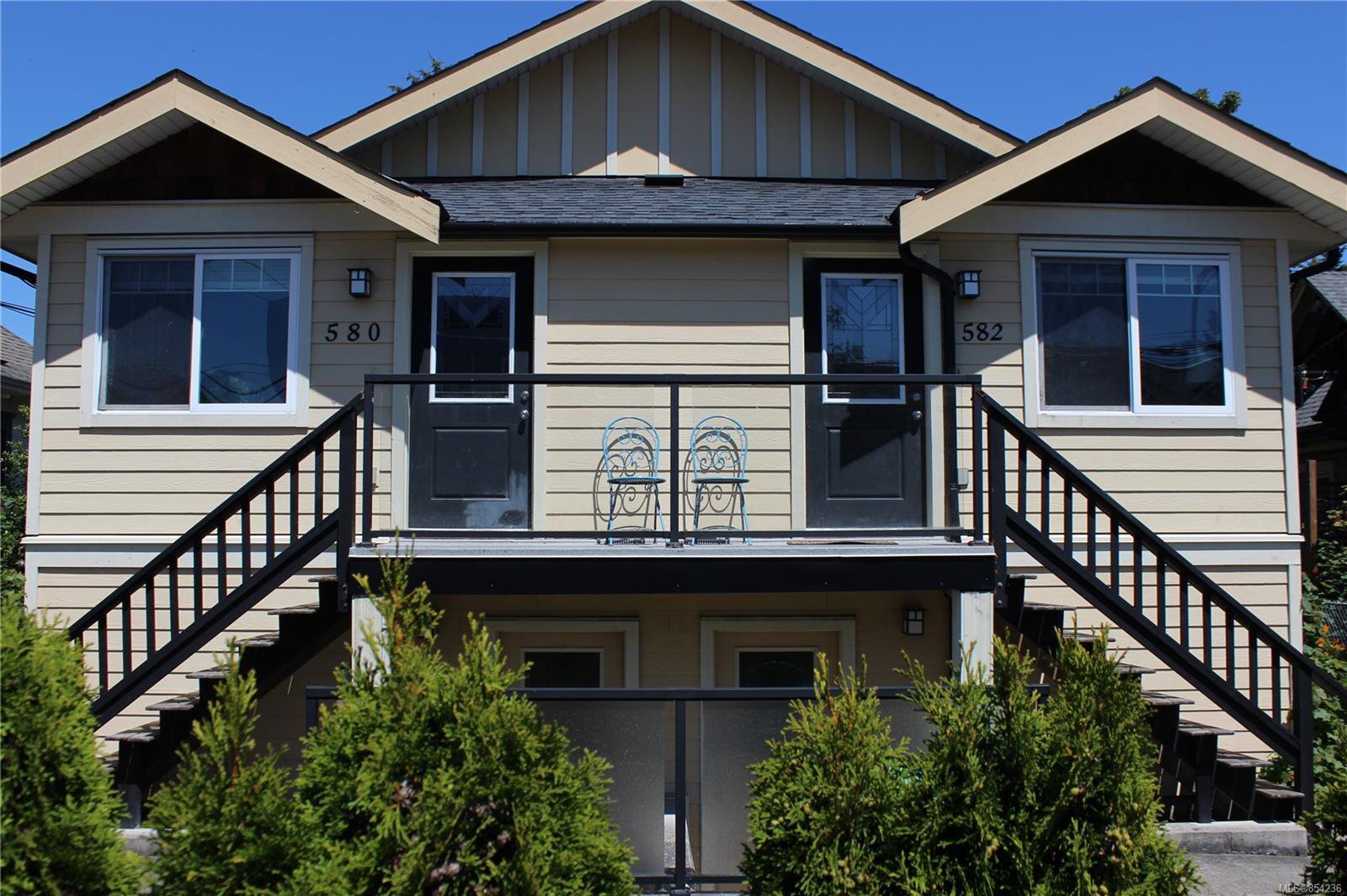 Main Photo: 580 Niagara St in : Vi James Bay Quadruplex for sale (Victoria) : MLS®# 854236