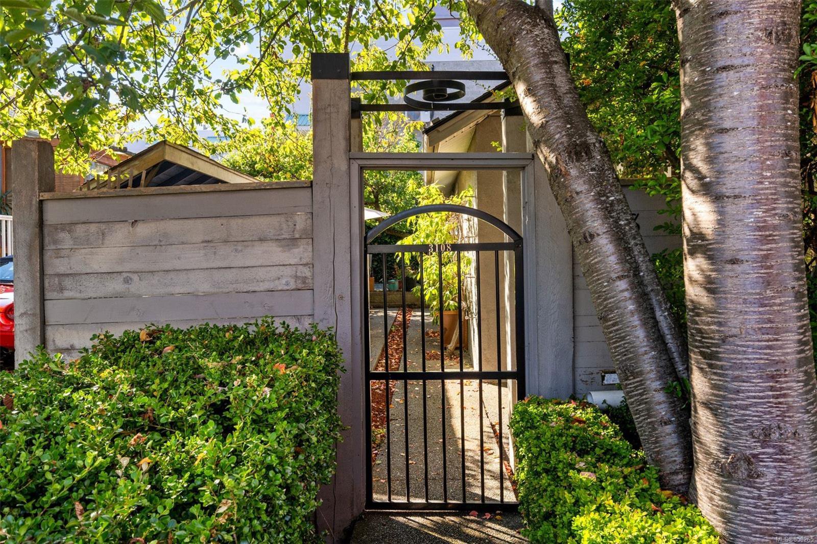 Main Photo: 3108 Steele St in : Vi Burnside House for sale (Victoria) : MLS®# 858265