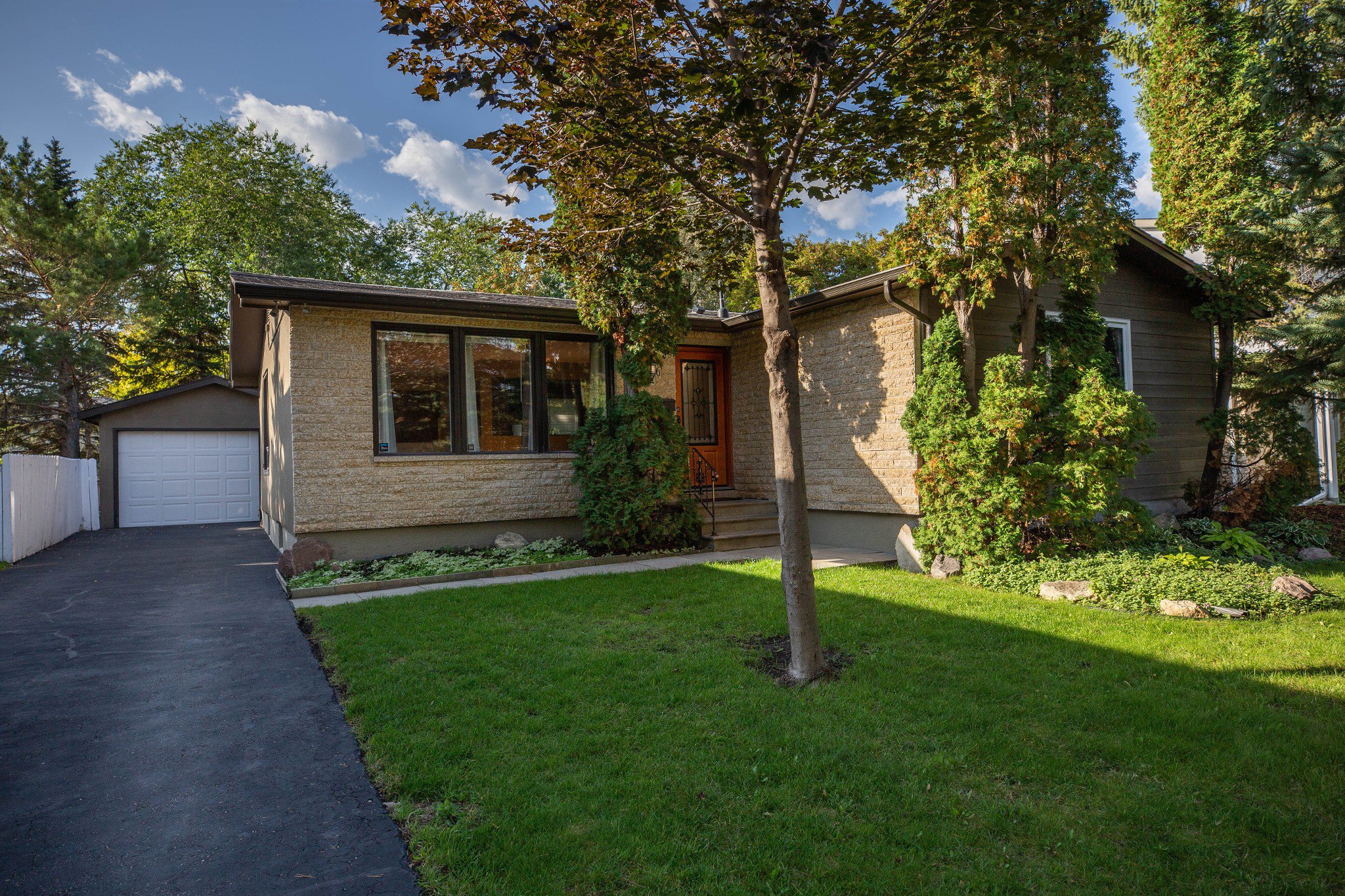 Main Photo: 26 Brookhaven Bay in Winnipeg: Southdale House for sale (2H) : MLS®# 1926178