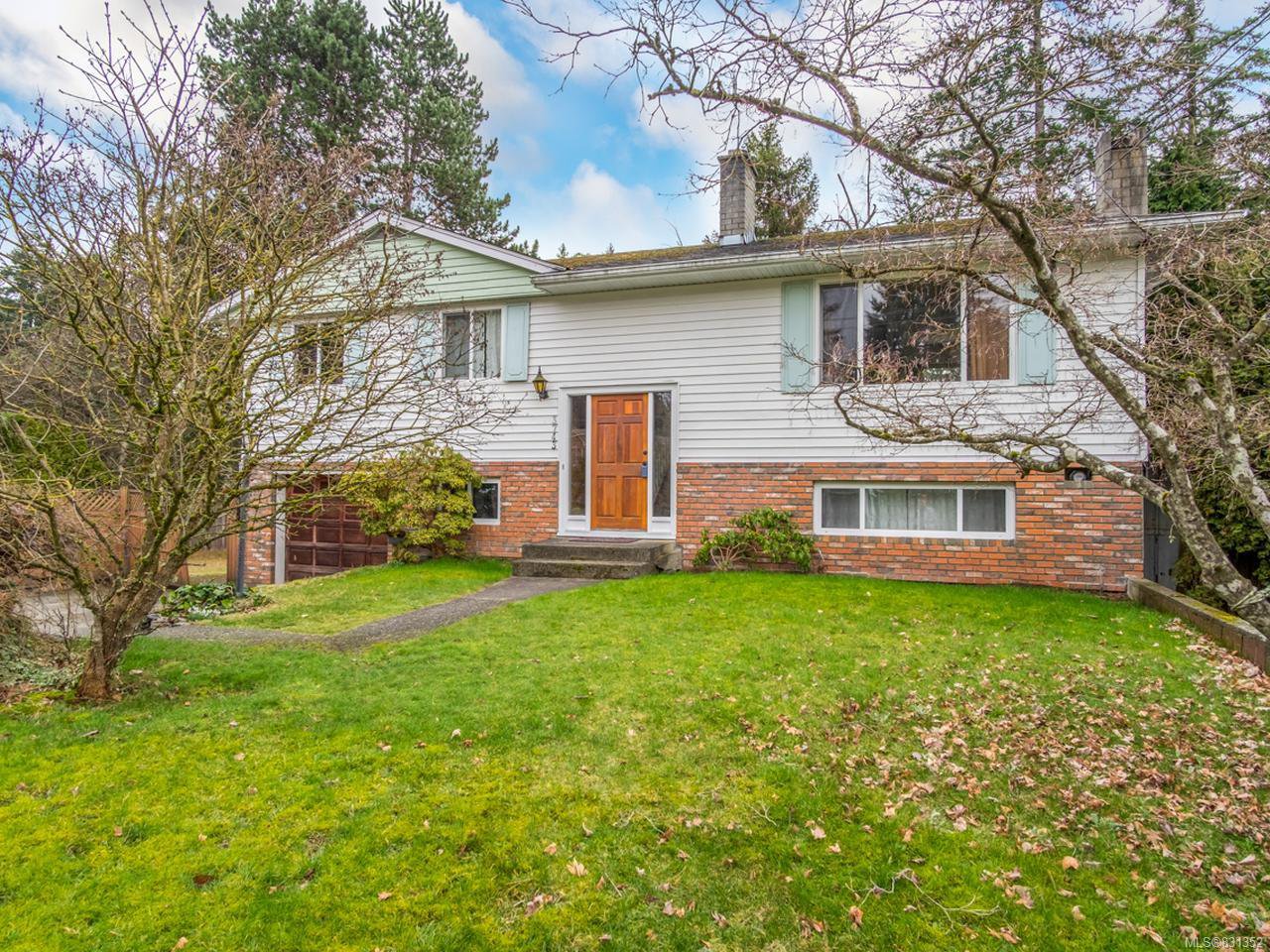 Main Photo: 3743 Uplands Dr in NANAIMO: Na Uplands House for sale (Nanaimo) : MLS®# 831352