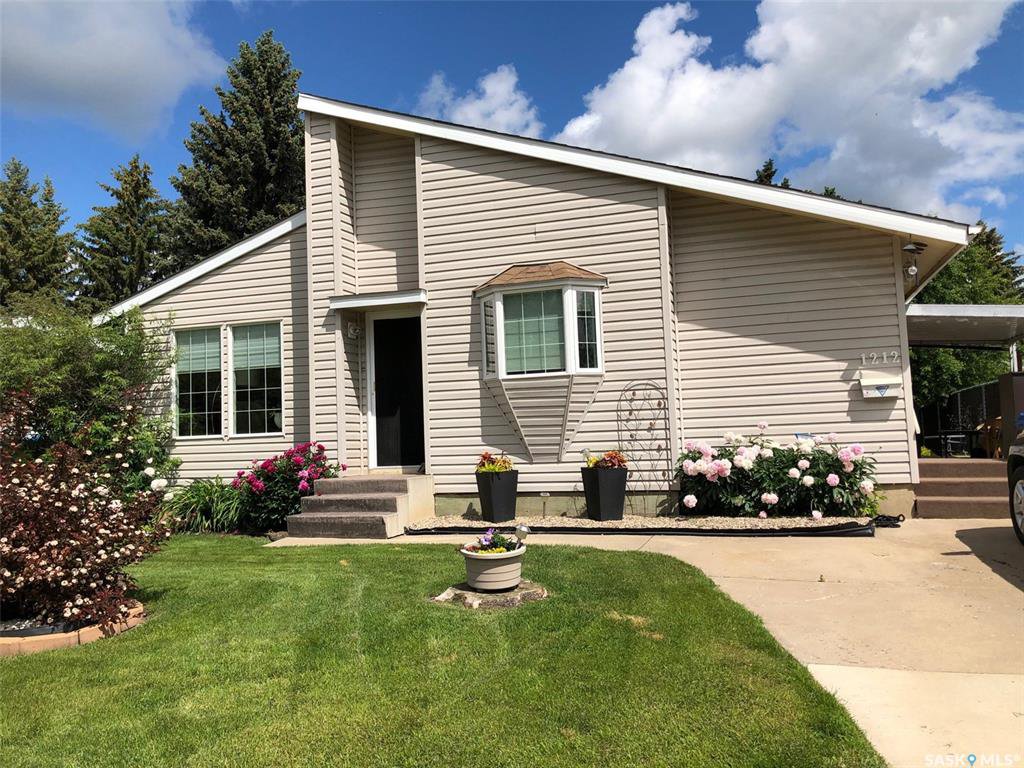 Main Photo: 1212 Cook Drive in Prince Albert: Crescent Heights Residential for sale : MLS®# SK806050