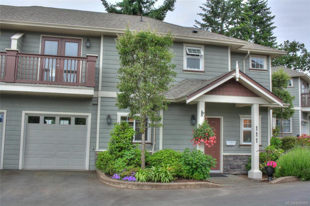 Photos from previous listing to show seasonal outdoor space.