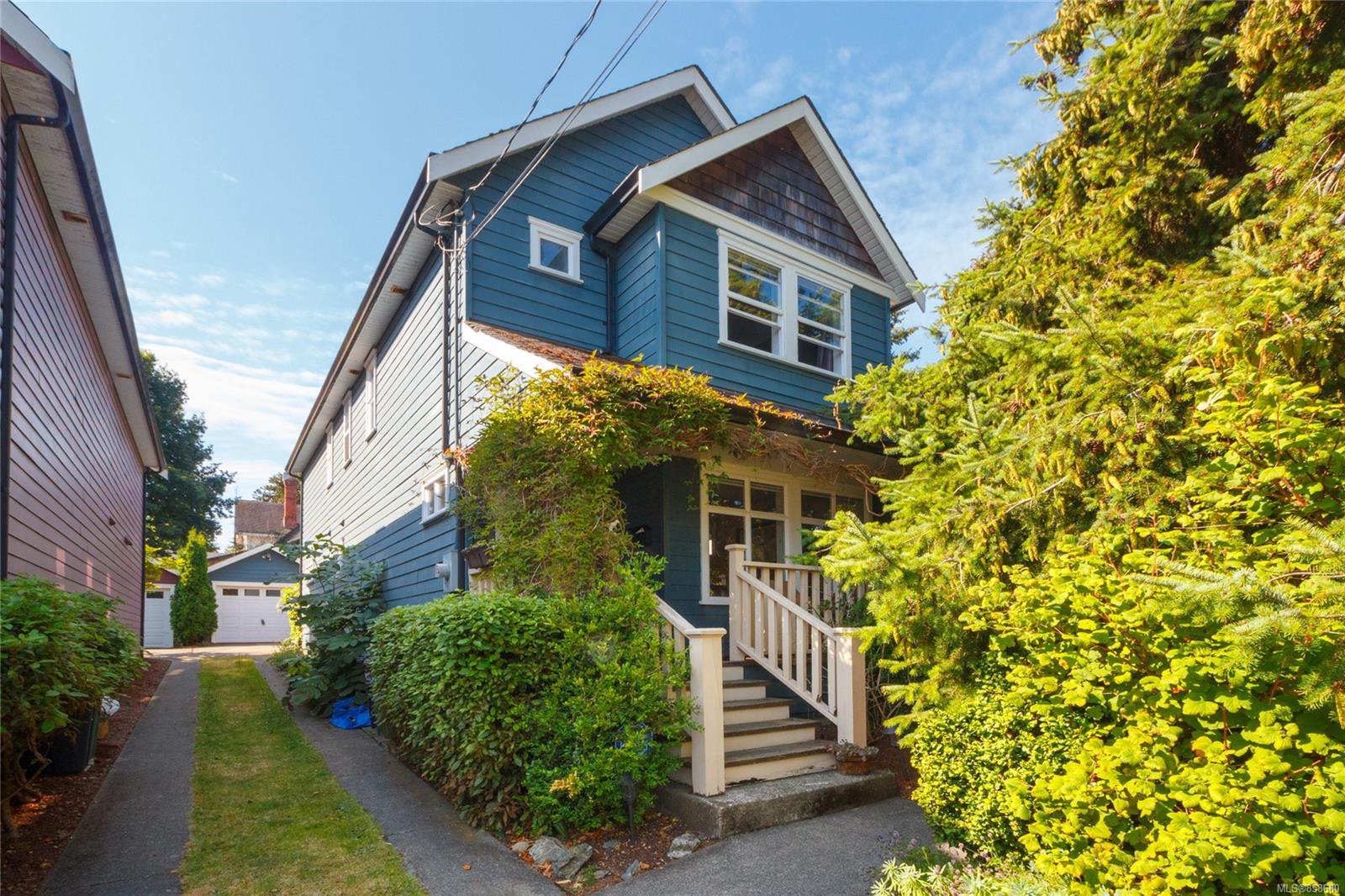 Main Photo: 1317 Balmoral Rd in : Vi Fernwood House for sale (Victoria) : MLS®# 858680