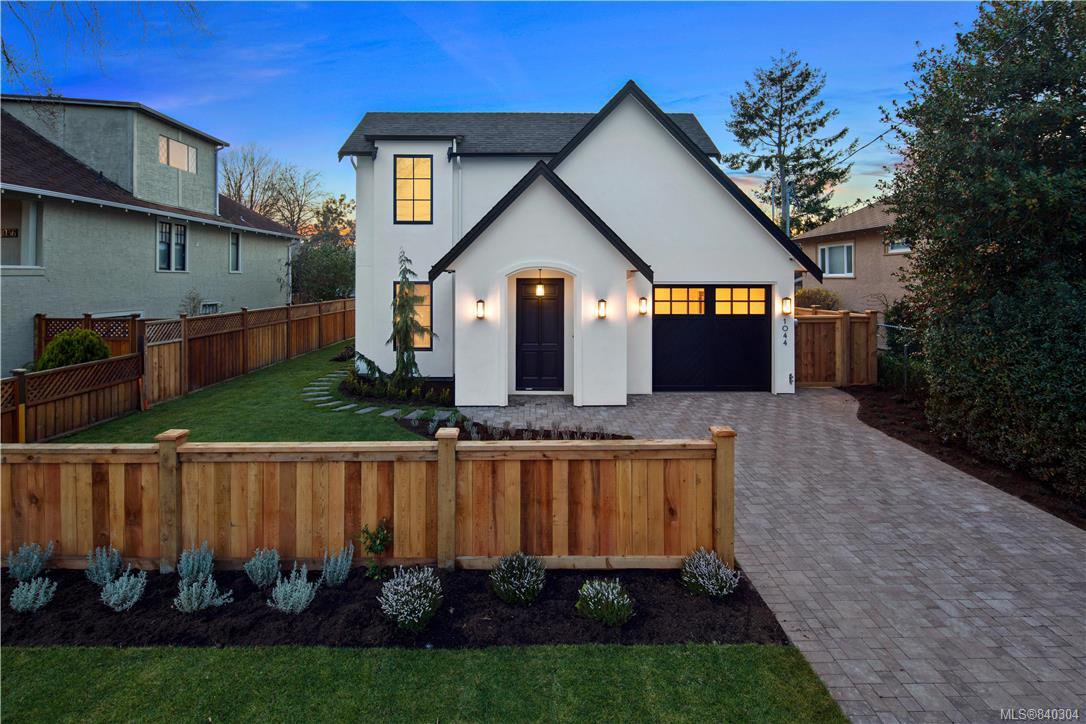 Main Photo: 1044 Hampshire Rd in Oak Bay: OB South Oak Bay Single Family Detached for sale : MLS®# 840304