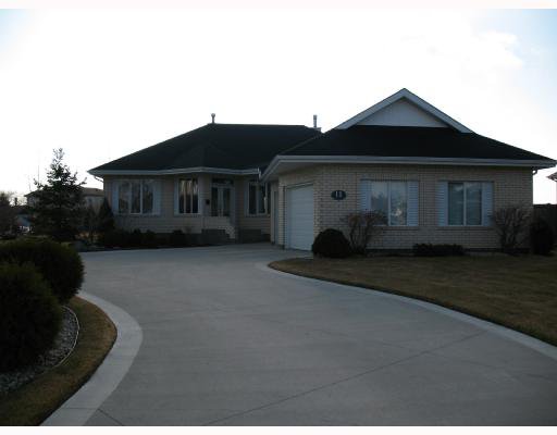 Main Photo: 11 CLEARWOOD Cove in WINNIPEG: Birdshill Area Residential for sale (North East Winnipeg) : MLS®# 2806116