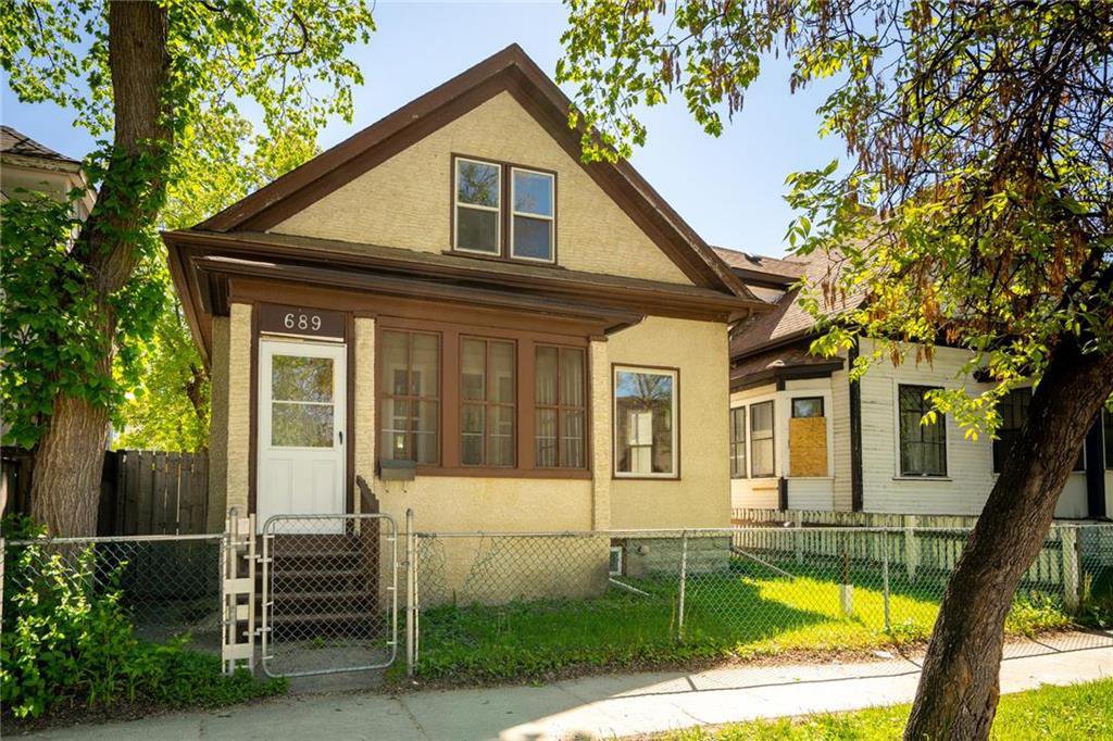 Main Photo: 689 Beverley Street in Winnipeg: West End Residential for sale (5A) : MLS®# 202009556