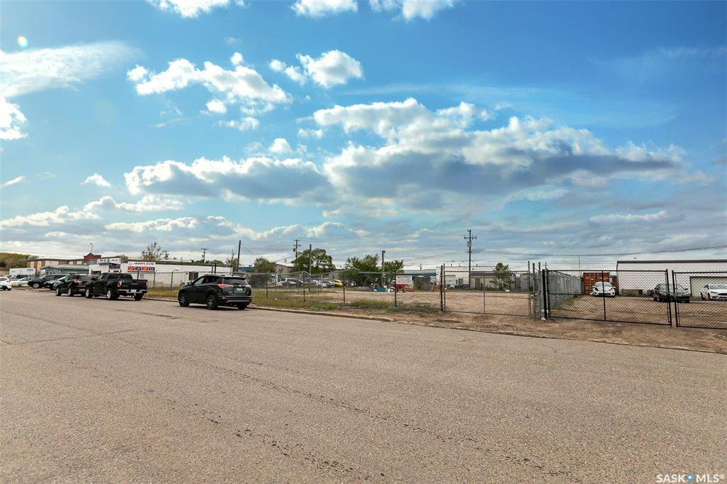 Main Photo: 502 42nd A Street East in Saskatoon: North Industrial SA Commercial for sale : MLS®# SK813125