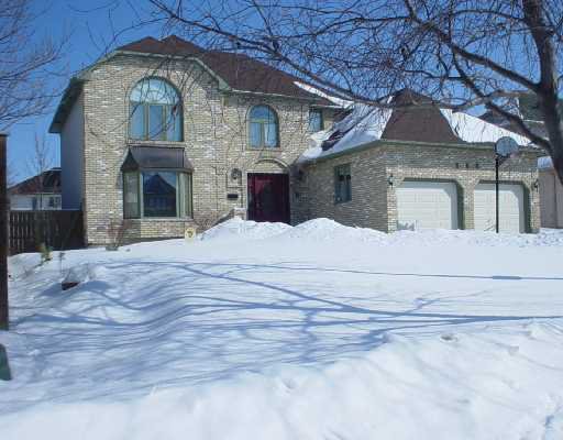 Main Photo: 109 QUEEN'S PARK Crescent in WINNIPEG: River Heights / Tuxedo / Linden Woods Residential for sale (South Winnipeg) : MLS®# 2803096