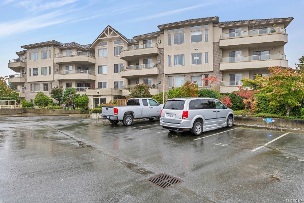Main Photo: 302 3700 Carey Rd in : SW Gateway Condo for sale (Saanich West) : MLS®# 859016