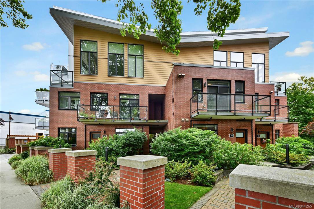 Main Photo: 102 606 SPEED Ave in Victoria: Vi Mayfair Row/Townhouse for sale : MLS®# 844265