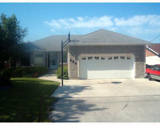 Main Photo: 916 MCIVOR Avenue in WINNIPEG: North Kildonan Single Family Detached for sale (North East Winnipeg) : MLS®# 2709860