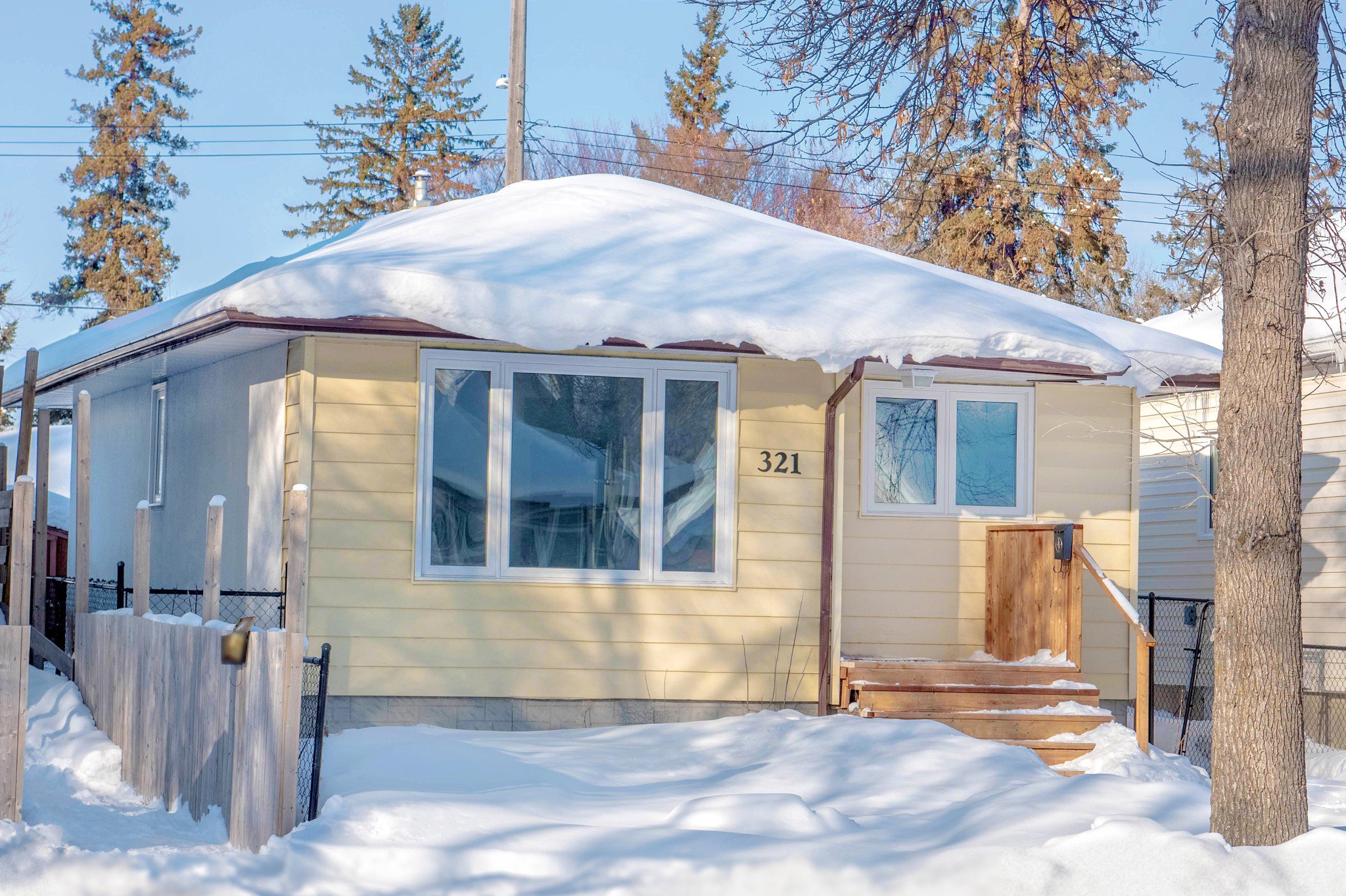 Main Photo: 321 West Rosseau Avenue in Winnipeg: West Transcona House for sale (3L) : MLS®# 1903550