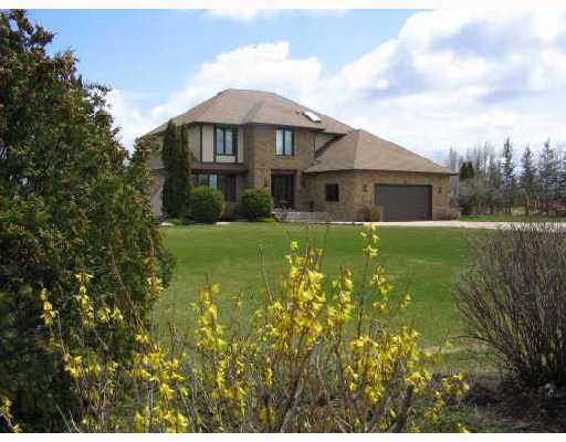 Main Photo: 28 RAMBLEWOOD Road in WINNIPEG: South St Vital Residential for sale (South East Winnipeg) : MLS®# 2808140