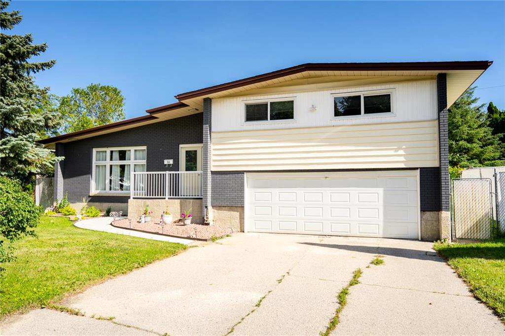 Main Photo: 50 Ericsson Bay in Winnipeg: Westwood Residential for sale (5G) : MLS®# 202016667