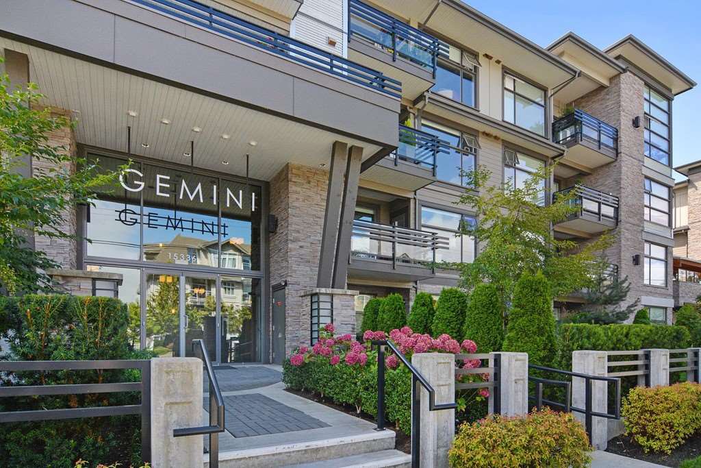 Main Photo: 301 15336 17A AVENUE in Surrey: King George Corridor Condo for sale (South Surrey White Rock) : MLS®# R2386541