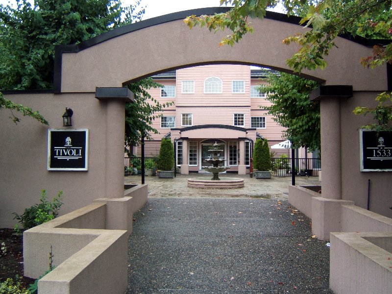 Main Photo: 208 - 1533 Best Street: White Rock Condo for sale (South Surrey White Rock) : MLS®# F2621592