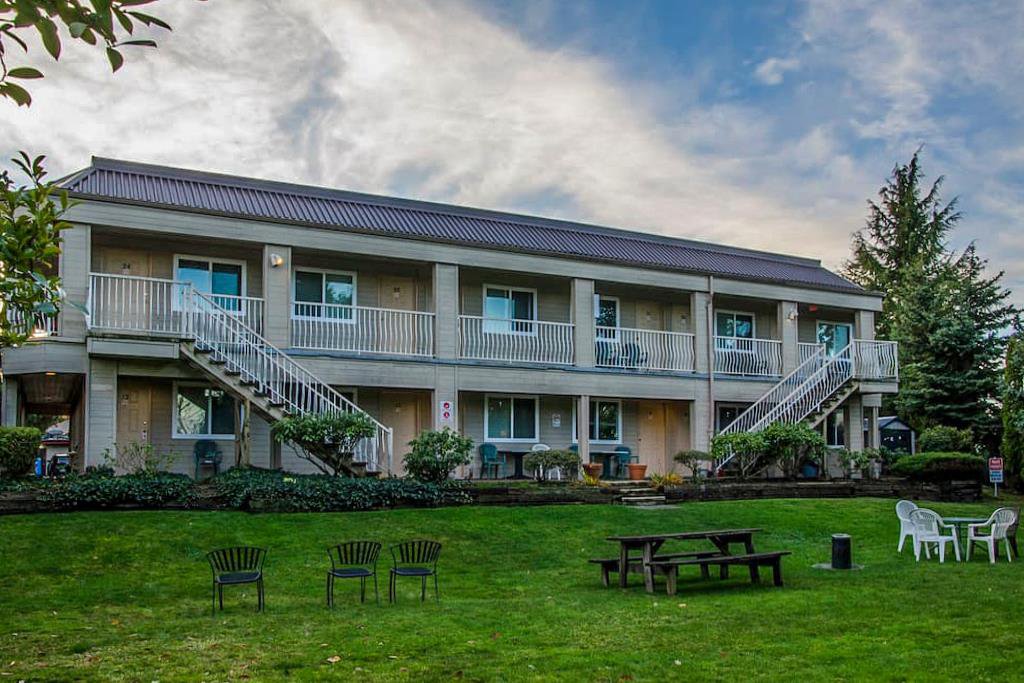 Main Photo: 2160 KING GEORGE Highway in Surrey: Grandview Surrey Business for sale (South Surrey White Rock) : MLS®# C8027135