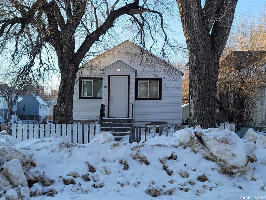 Main Photo: 135 N Avenue South in Saskatoon: Pleasant Hill Residential for sale : MLS®# SK838428