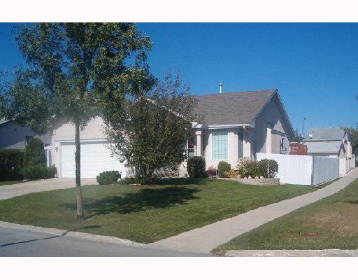 Main Photo: 134 STONEY LAKE Bay in WINNIPEG: Transcona Single Family Detached for sale (North East Winnipeg) : MLS®# 2716234