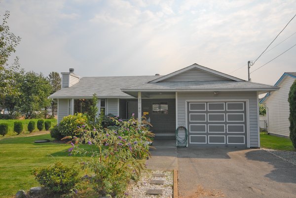 Main Photo: 20180 Wanstead Street in Maple Ridge: Southwest Maple Ridge House for lease