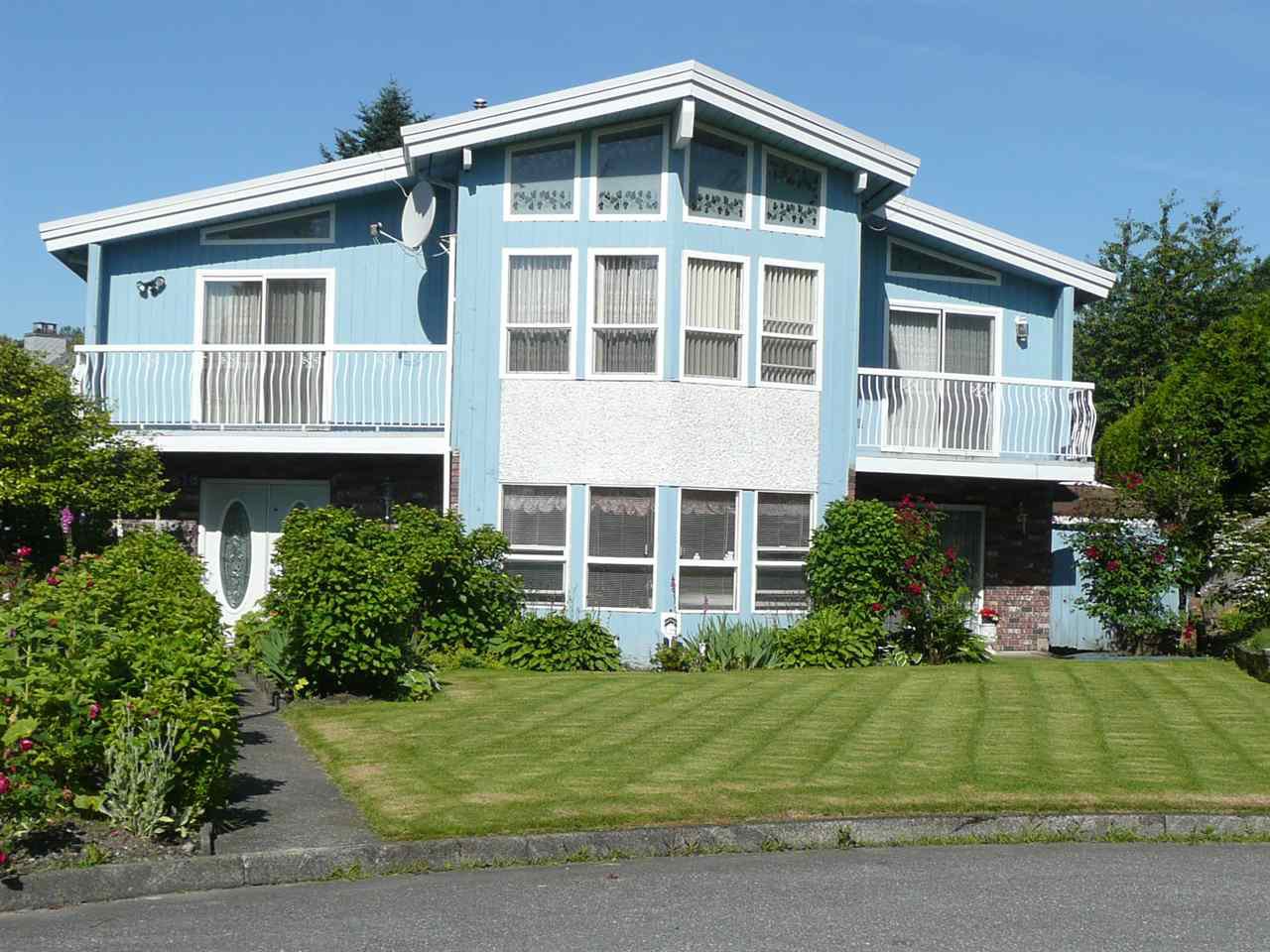 Main Photo: 618 ALLISON PLACE in New Westminster: The Heights NW House for sale : MLS®# R2467031