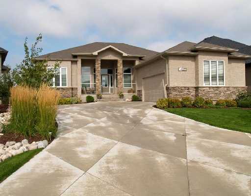 Main Photo: 11 WATERTON Drive in WINNIPEG: Windsor Park / Southdale / Island Lakes Residential for sale (South East Winnipeg) : MLS®# 2821884