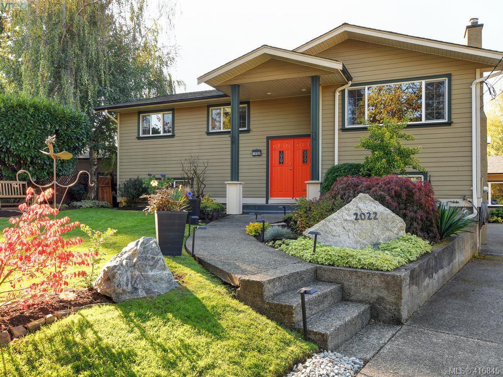 Main Photo: 1 2022 Melville Dr in SIDNEY: Si Sidney North-East Half Duplex for sale (Sidney) : MLS®# 826982