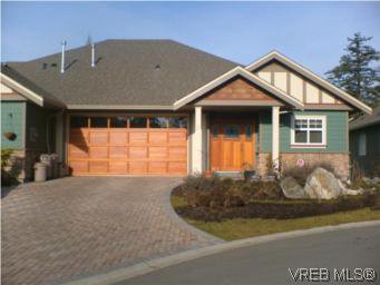 Main Photo: 2 1100 Tulip Avenue in VICTORIA: SW Strawberry Vale Townhouse for sale (Saanich West) : MLS®# 263897
