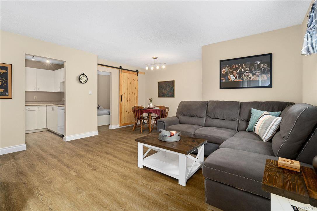 Main Photo: 106 3258 Alder St in Saanich: SE Quadra Condo Apartment for sale (Saanich East) : MLS®# 835971