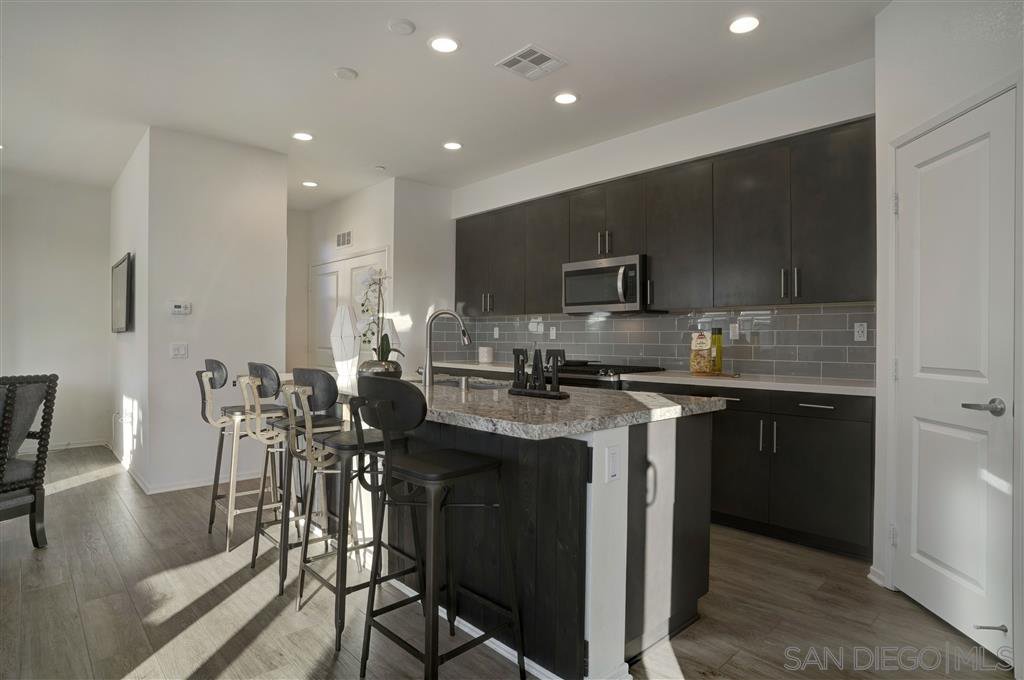 Main Photo: OCEANSIDE Townhouse for sale : 4 bedrooms : 1325 Via Lucero