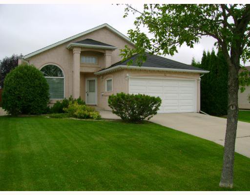 Main Photo: 51 BEAUFORT Crescent in WINNIPEG: Fort Garry / Whyte Ridge / St Norbert Residential for sale (South Winnipeg) : MLS®# 2917935
