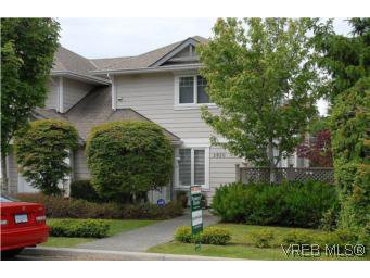 Main Photo: 3850 Stamboul St in VICTORIA: SE Mt Tolmie Row/Townhouse for sale (Saanich East) : MLS®# 506852