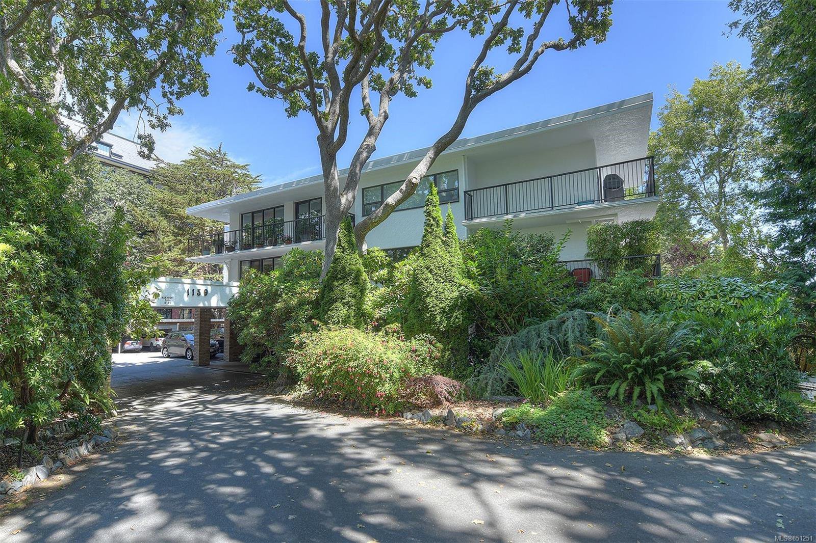 Main Photo: 406 1159 Beach Dr in : OB South Oak Bay Condo for sale (Oak Bay) : MLS®# 851251