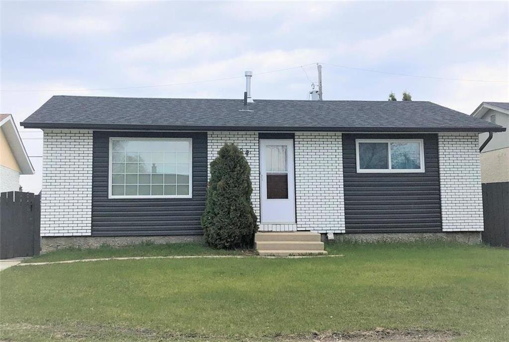 Main Photo: 94 Gainsborough Cove in Winnipeg: Tyndall Park Residential for sale (4J) : MLS®# 202010796