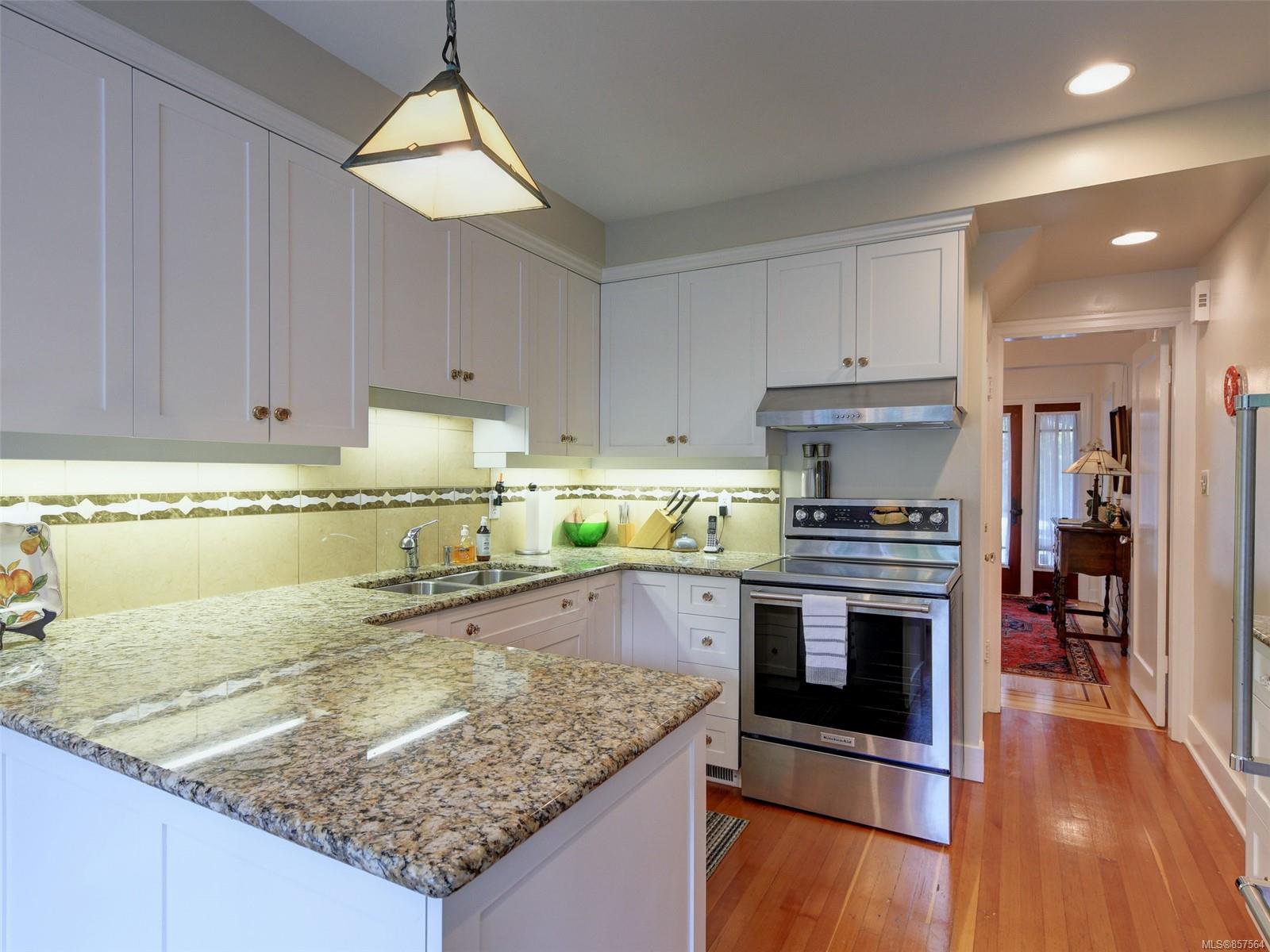 Main Photo: 1412 Oliver St in : OB South Oak Bay House for sale (Oak Bay) : MLS®# 857564