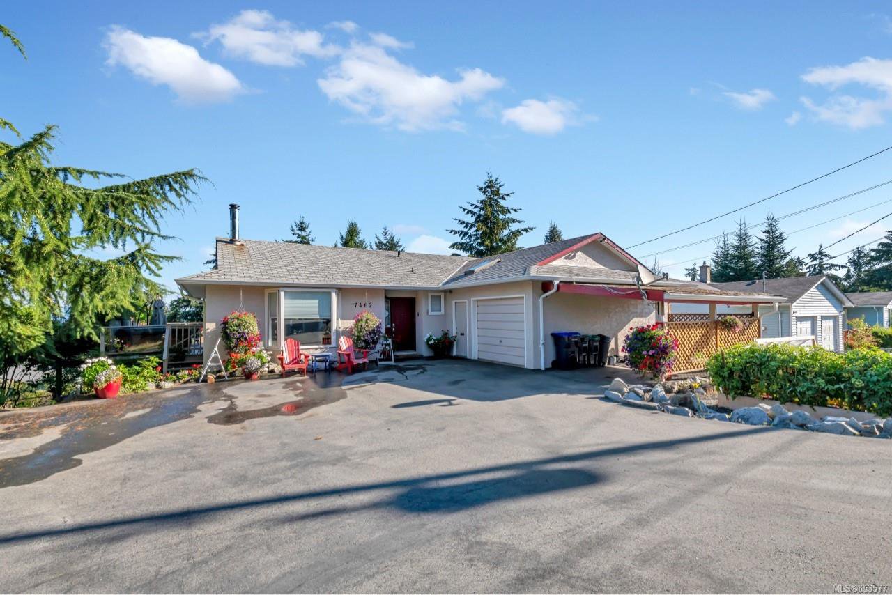 Main Photo: 7462 Clark Cres in : Na Upper Lantzville House for sale (Nanaimo) : MLS®# 853577