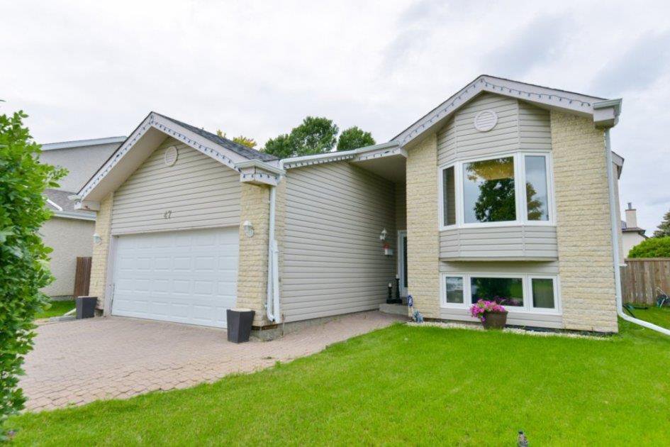 Main Photo: 47 Calder Bay in Winnipeg: Richmond West Residential for sale (1S) : MLS®# 202014476