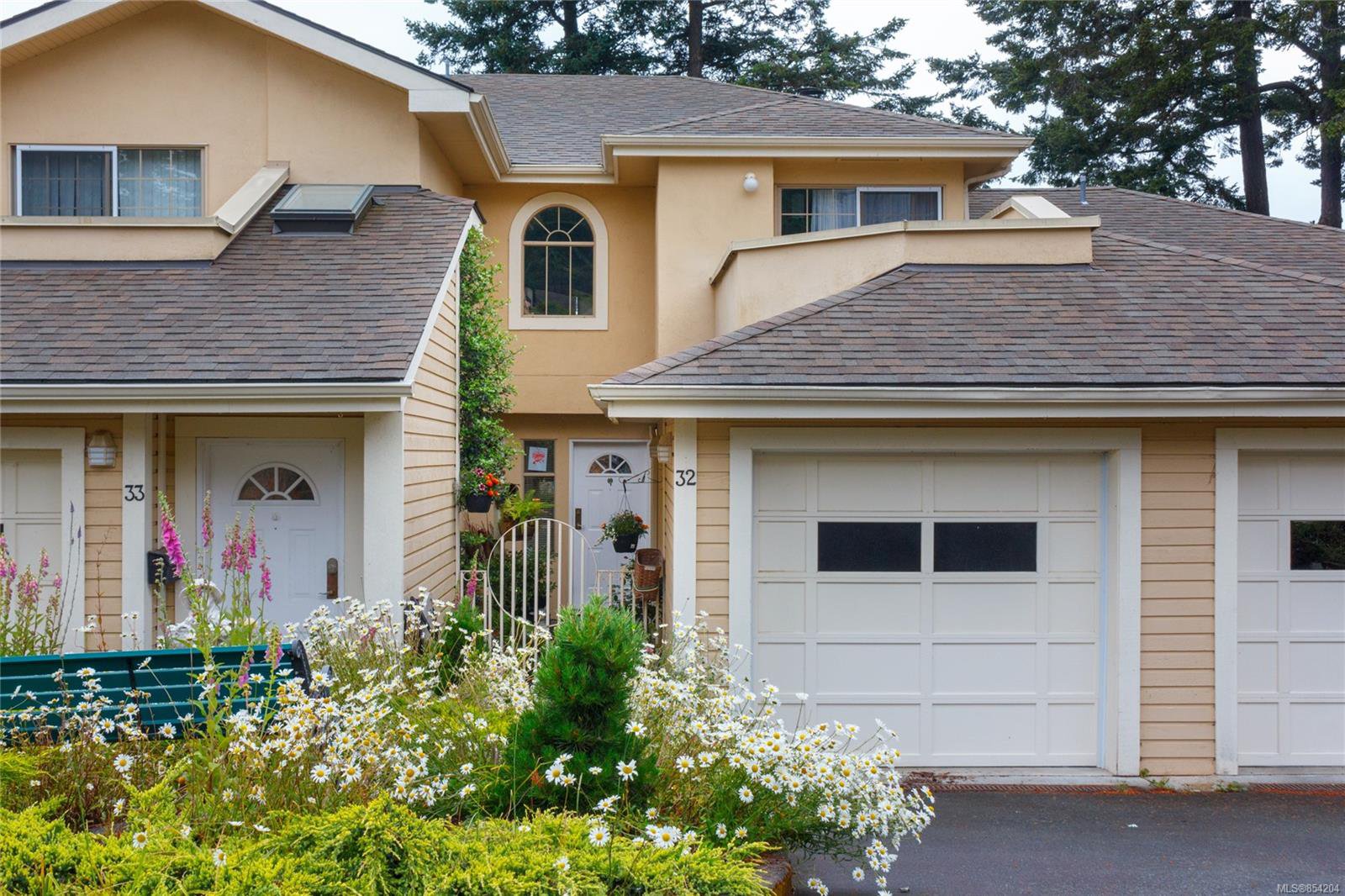 Main Photo: 32 909 Admirals Rd in : Es Esquimalt Row/Townhouse for sale (Esquimalt) : MLS®# 854204