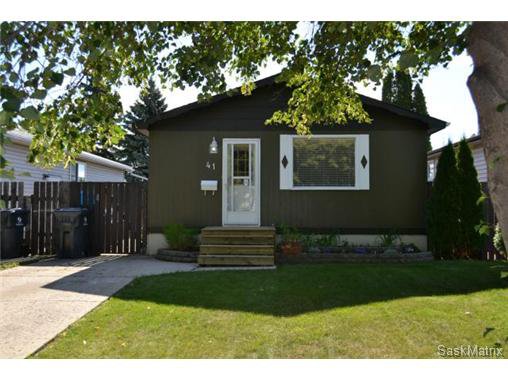 Main Photo: 41 Glenwood Avenue in Saskatoon: Westview Heights Single Family Dwelling for sale (Saskatoon Area 05) : MLS®# 514341