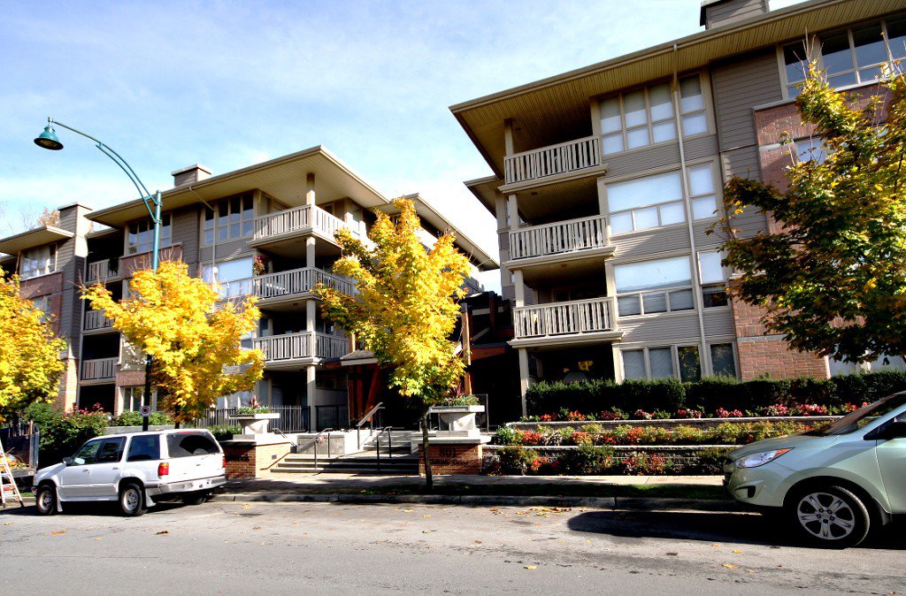 Main Photo: 417 801 KLAHANIE DRIVE: Condo for sale : MLS®# V918772