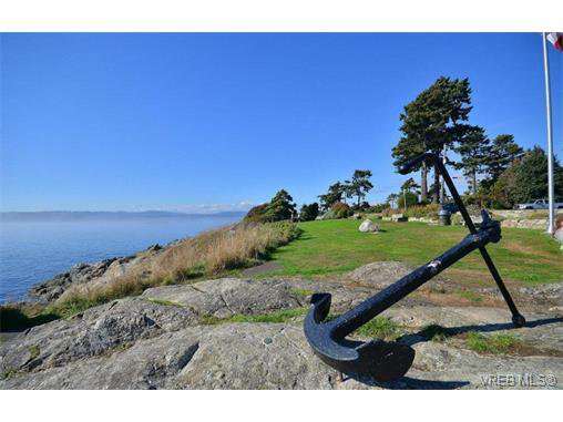 Main Photo: 301 614 Fernhill Pl in VICTORIA: Es Rockheights Condo for sale (Esquimalt) : MLS®# 705977