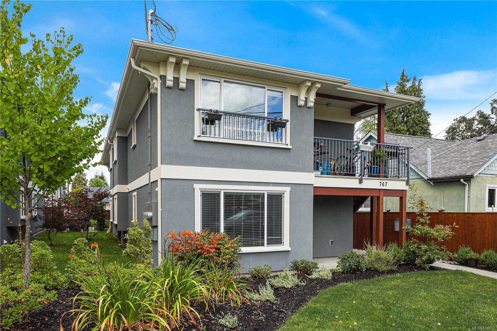 Main Photo: 767 8th St in : CV Courtenay City Multi Family for sale (Comox Valley) : MLS®# 854117