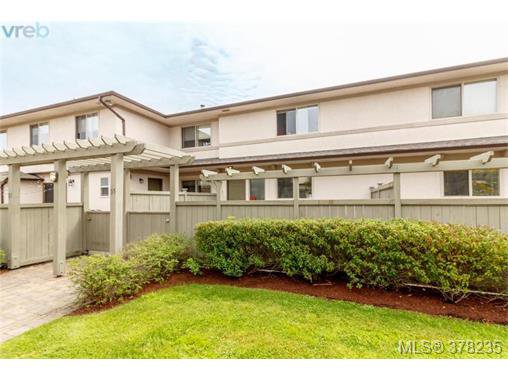 Main Photo: 55 4061 Larchwood Dr in VICTORIA: SE Lambrick Park Row/Townhouse for sale (Saanich East) : MLS®# 759475