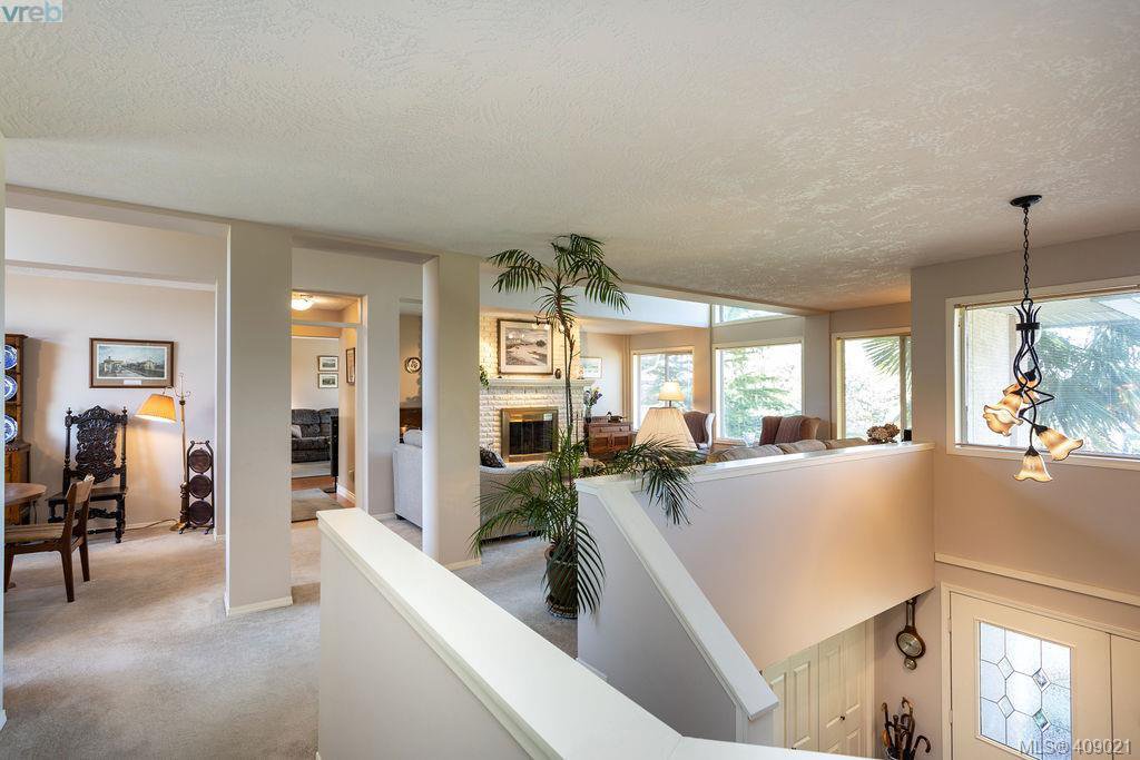 Main Photo: 822 Maltwood Terrace in VICTORIA: SE Broadmead Single Family Detached for sale (Saanich East) : MLS®# 409021