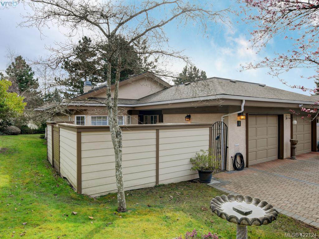 Main Photo: 1 901 Kentwood Lane in VICTORIA: SE Broadmead Row/Townhouse for sale (Saanich East) : MLS®# 835547