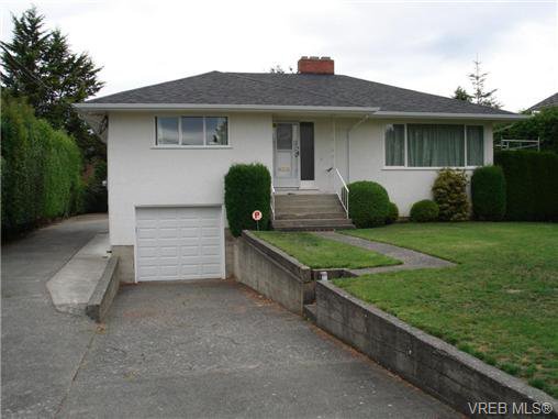 Main Photo: 2230 Edgelow St in VICTORIA: SE Arbutus House for sale (Saanich East) : MLS®# 683251