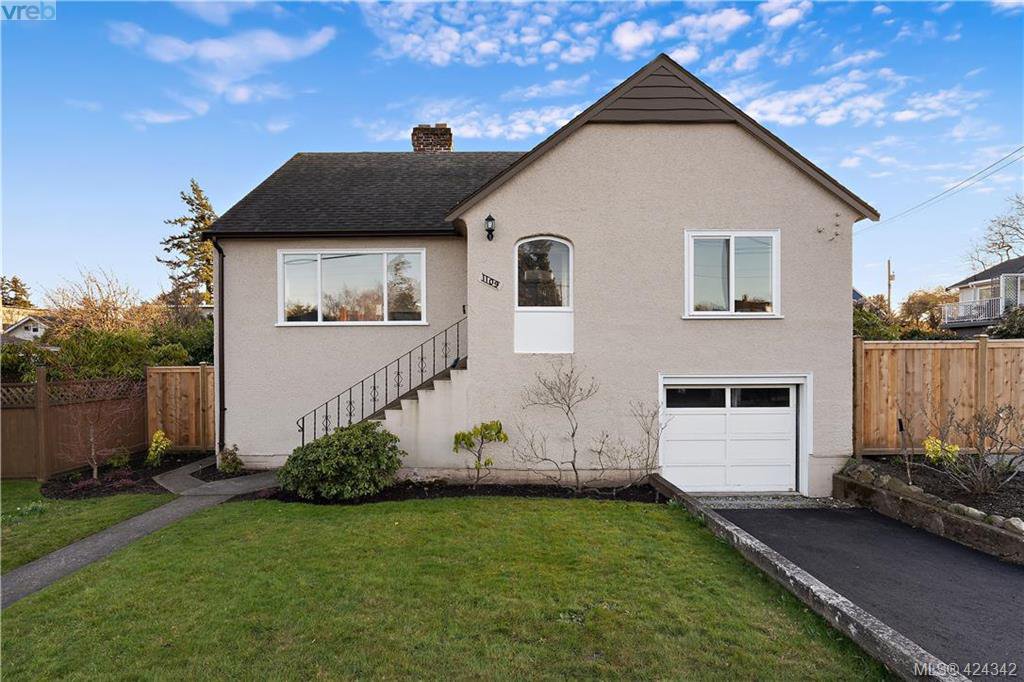 Main Photo: 1109 Lyall St in VICTORIA: Es Saxe Point House for sale (Esquimalt) : MLS®# 838046