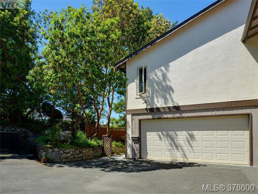 Main Photo: 6 946 Selkirk Ave in VICTORIA: Es Kinsmen Park Row/Townhouse for sale (Esquimalt) : MLS®# 760270